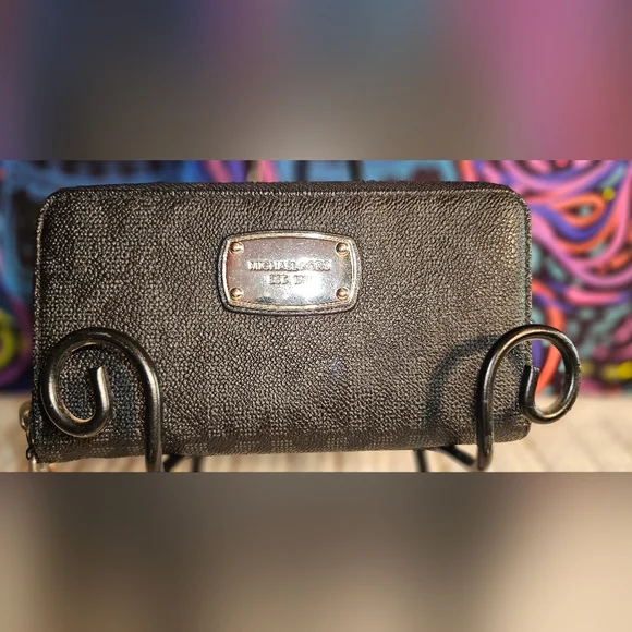 Michael Kors Jet Set Zip Around Textured Black Wallet - Picture 2 of 13